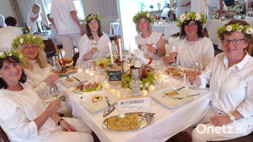 Zum &quot;Dinner in Weiß&quot; kamen viele Gäste. Bild: fpoz