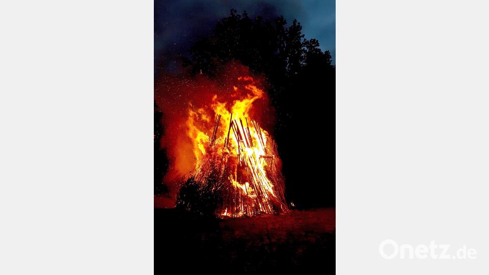 Trotz des regnerischen Wetters entzündete der OWV Rothenstadt das Johannisfeuer hinter der Hösl-Bräu-Schenke. Bild: R. Kreuzer