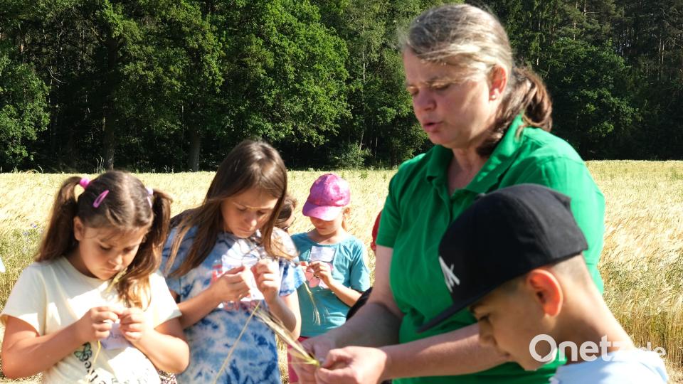 Daniela Schönberger, Referentin für Hauswirtschaft und Ernährung, untersuchte mit den Kindern die Getreidepflanzen, die die Grundlage für die Lebensmittel bilden und als Nahrung für Mensch und Tier dienen. Bild: Hirsch