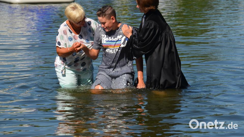 Die Teilnehmer am dekanatsweit ersten Tauffest in der Evangelischen Kirchengemeinde Vohenstrauß war ein erhebendes Erlebnis für alle Besucher, nicht nur für die Täuflinge und deren Familien. Viele zeigten sich davon aufs Innerste berührt. Bild: dob