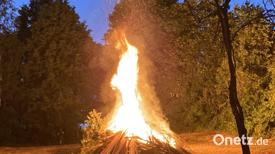 Das lodernde Feuer in Döllnitz. Bild: sl