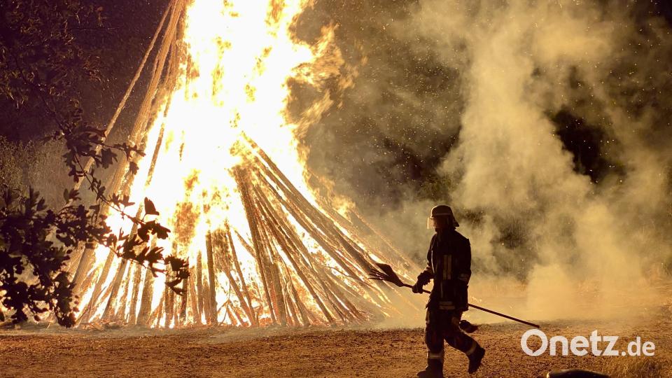 Das Johannisfeuer in Freudenberg fand heuer bei Nieselregen statt. Schön war es trotzdem. Die Feuerwache übernahmen die Profis der Feuerwehr Freudenberg. Bild: gri
