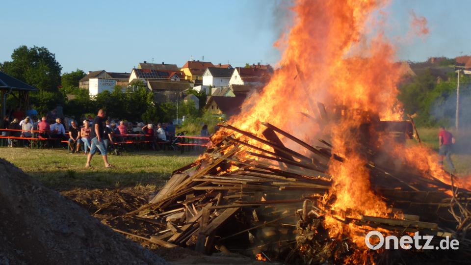 Die Flammen lodern in den Kaltenbrunner Abendhimmel. Bild: bk