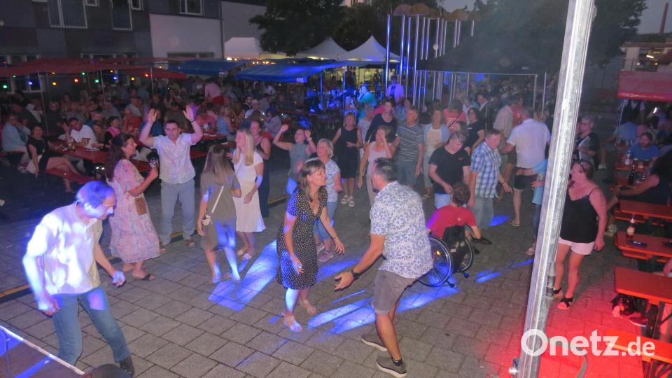 Impressionen vom Fest rund ums Altenstädter Rathaus. Bild: adj