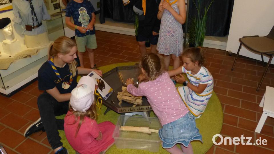 Großes Interesse findet die Schnuppergruppenstunde der Pfadfinder. Bild: Stadtmuseum/exb