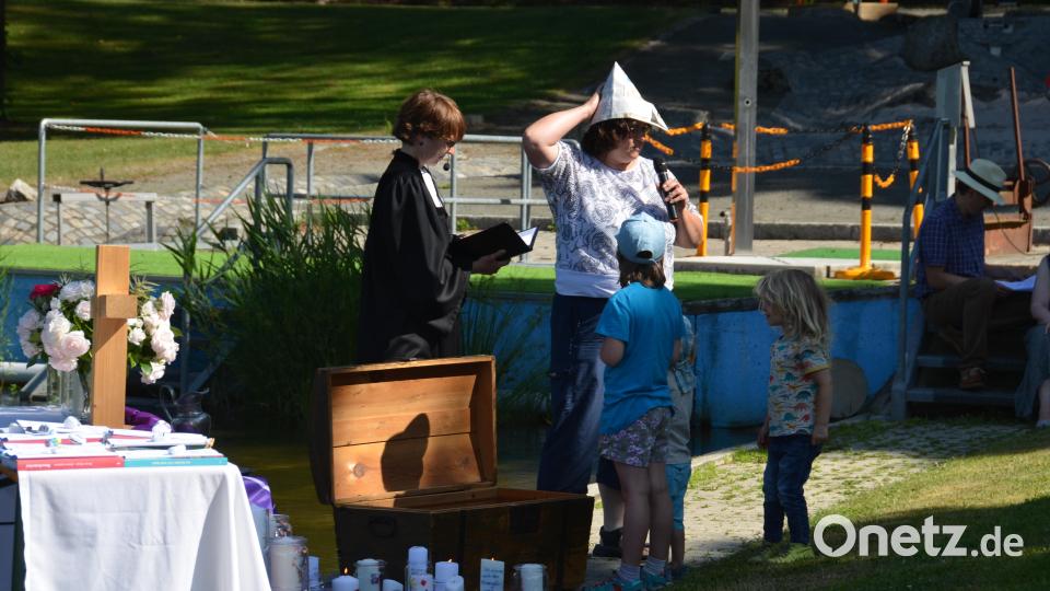 Auch ein Zeitungshut durfte nicht fehlen. Bild: dob