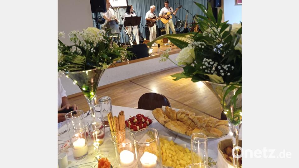 Das &quot;Dinner in Weiß&quot; musste wegen des schlechten Wetters ins katholische Pfarrheim verlegt werden. Bild: fpoz