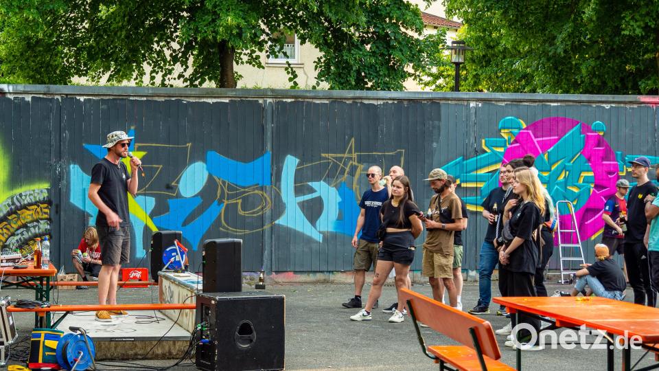 Viele talentierte Musiker begeisterten das Publikum von der improvisierten Bühne des Erbendorfer Skaterparks aus. Bild: lum