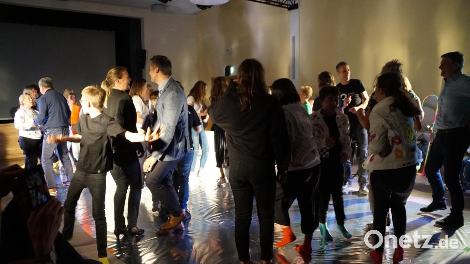 Neben Filmsequenzen, vorgetragenen Texten und szenischen Darstellungen war in dem multimedialen Stück auch ein Tanz dabei, zu dem Bürgermeister Rudolf Teplitzky und seine Gattin auf die Tanzfläche geholt wurden Bild: wel