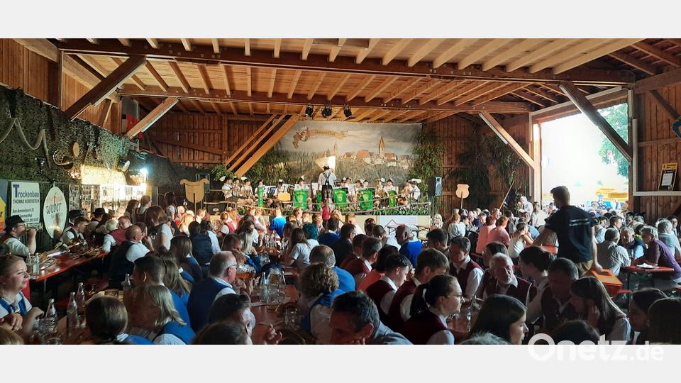 Die vollbesetzte Halle war begeistert von der Blaskapelle Unterammergau Bild: oe
