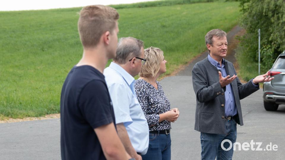 Christian Hierneis tauschte sich mit den Teichwirten aus. Bild: Susanne Forster