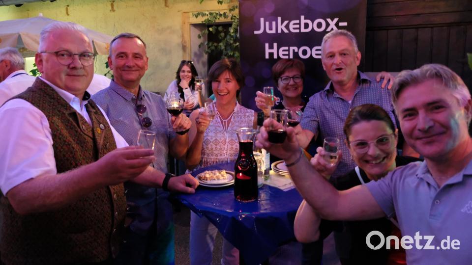 Auch den Musikern der Blaskapelle mundete der edle Tropfen Wein. Bild: mab