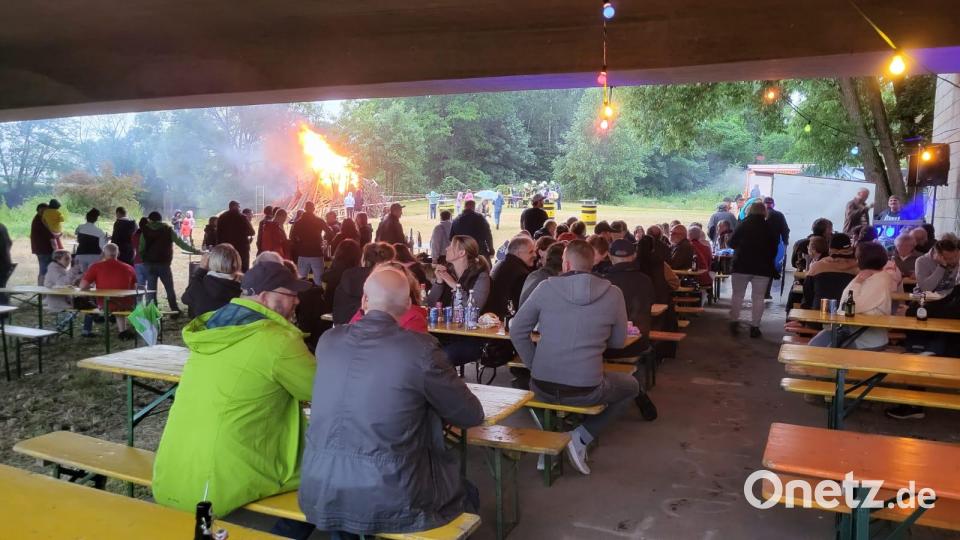Die Brücke über die Staatsstraße bot Schutz gegen den Regen. Das Johannisfeuer musste dann aus der Ferne betrachtet werden. Bild: bey