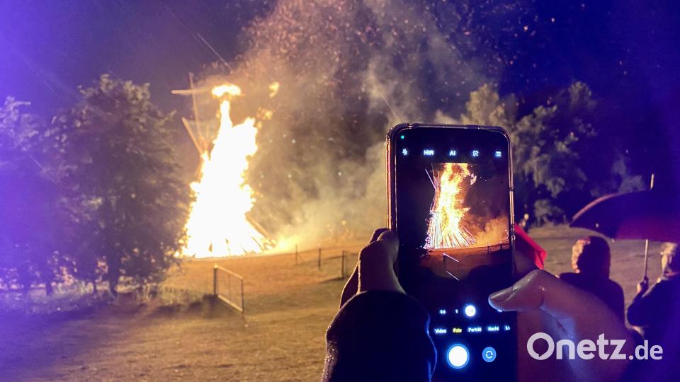 Das Johannisfeuer in Freudenberg fand heuer bei Nieselregen statt. Schön war es trotzdem. Bild: gri