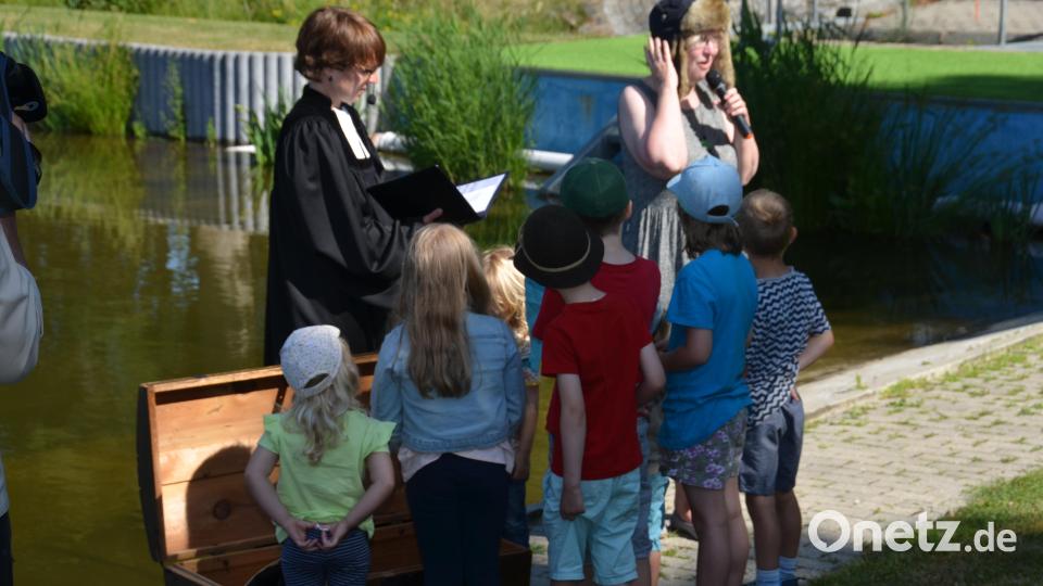 Die Teilnehmer am dekanatsweit ersten Tauffest in der Evangelischen Kirchengemeinde Vohenstrauß war ein erhebendes Erlebnis für alle Besucher, nicht nur für die Täuflinge und deren Familien. Viele zeigten sich davon aufs Innerste berührt. Bild: dob