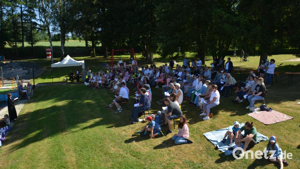 Die Teilnehmer am dekanatsweit ersten Tauffest in der Evangelischen Kirchengemeinde Vohenstrauß war ein erhebendes Erlebnis für alle Besucher, nicht nur für die Täuflinge und deren Familien. Viele zeigten sich davon aufs Innerste berührt. Bild: dob