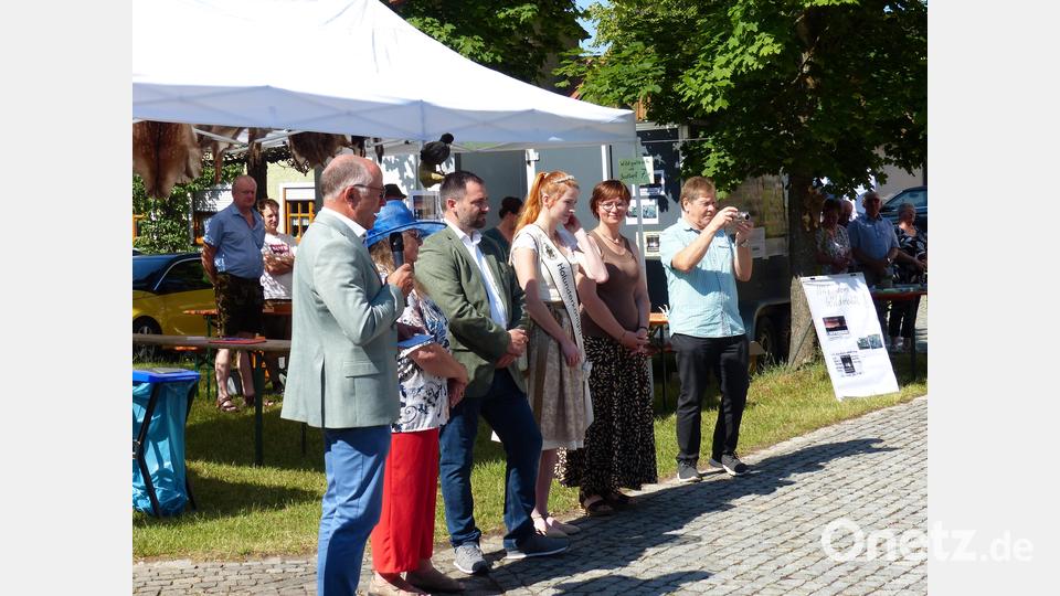 Die Reihe der Ehrengäste bei der Eröffnung. Bild: hme