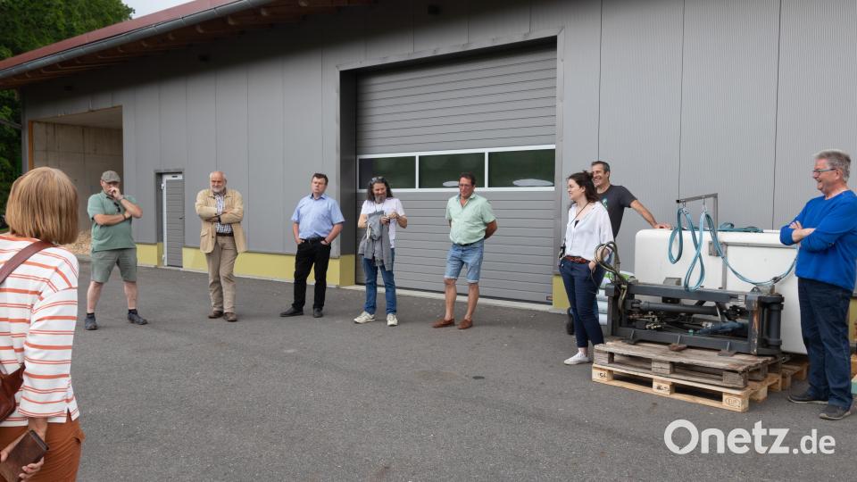 Bei einem Besuch in der Fischzucht der Familie Stier in Wendermühle bei Bärnau waren lokale Teichwirte, darunter Hans und Anna Klupp (Erster und Zweite von rechts) und Klaus Bächer (grünes Oberteil) und die Grünen-Politiker Anna Schwamberger und Christian Hierneis dabei. Bild: Susanne Forster