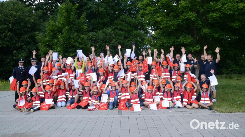 Begeistert winken die Kinder nach der bestandenen Leistungsprüfung &quot;Kinderflamme&quot; ihren Eltern auf den Zuschauerplätzen zu. Bild: bey