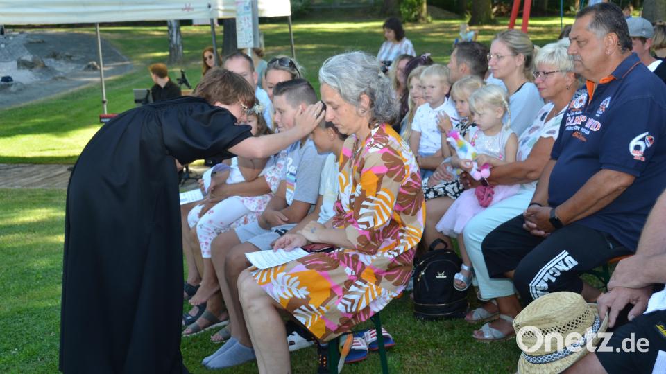 Die Teilnehmer am dekanatsweit ersten Tauffest in der Evangelischen Kirchengemeinde Vohenstrauß war ein erhebendes Erlebnis für alle Besucher, nicht nur für die Täuflinge und deren Familien. Viele zeigten sich davon aufs Innerste berührt. Bild: dob