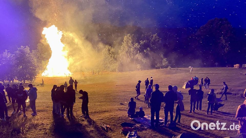 Das Johannisfeuer in Freudenberg fand heuer bei Nieselregen statt. Schön war es trotzdem. Bild: gri