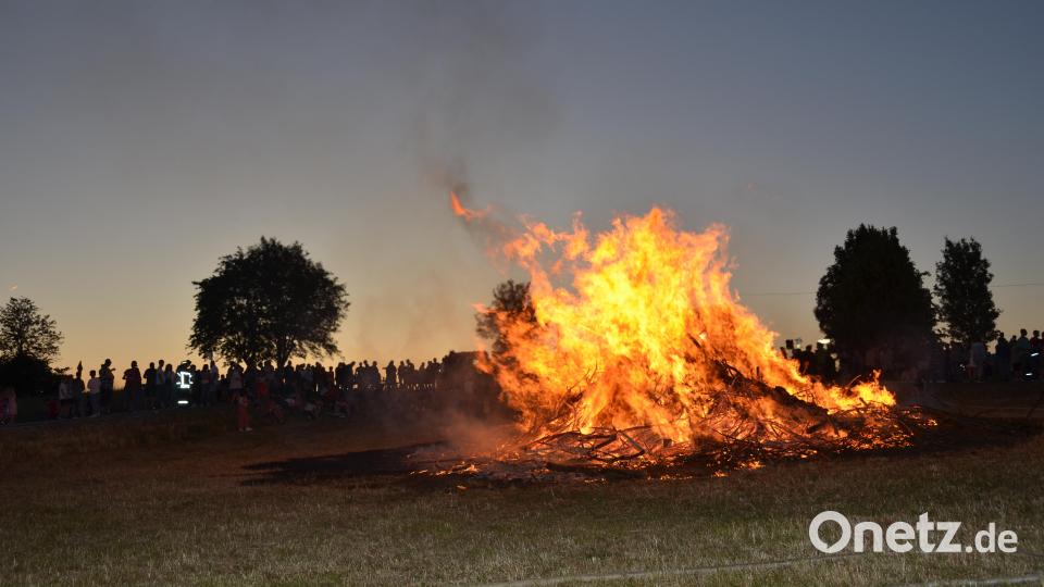 Von diesem Johannisfeuer der Altenstadter Wehrleute am Bahndamm geht immer ein besonderer Zauber aus. Hunderte Gäste feierten fröhlich mit und tauchten ein in die wunderbare Atmosphäre. Bild: dob