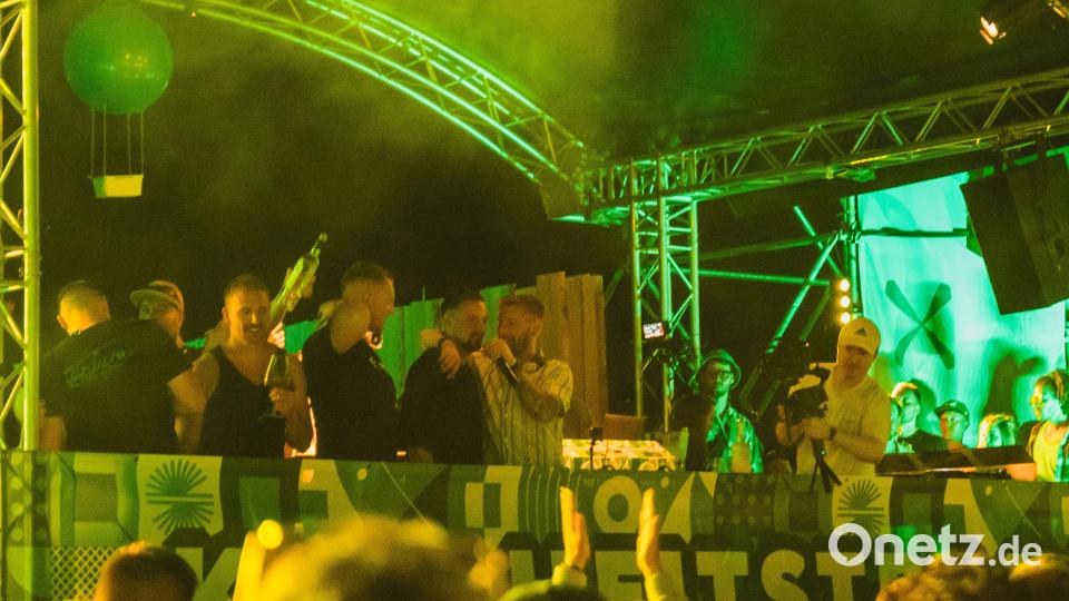 Die Veranstalter David Lenk und Matthias Küffner (mittig) verabschieden die Gäste mit persönlichen Worten. Bild: Susanne Forster