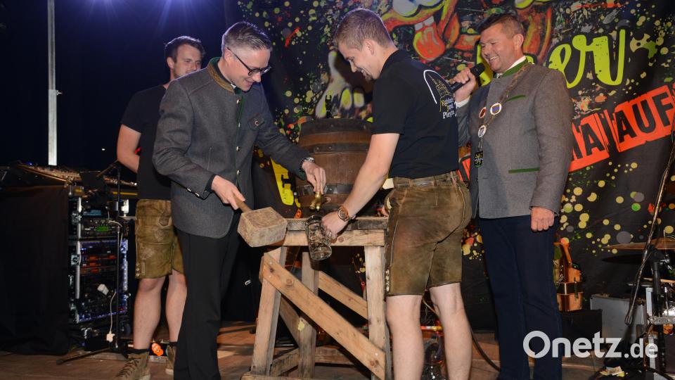 Stadtpfarrer Adam Karolczak übernimmt die Aufgabe des Anzapfens des ersten Fasses Bier. Bild: bey
