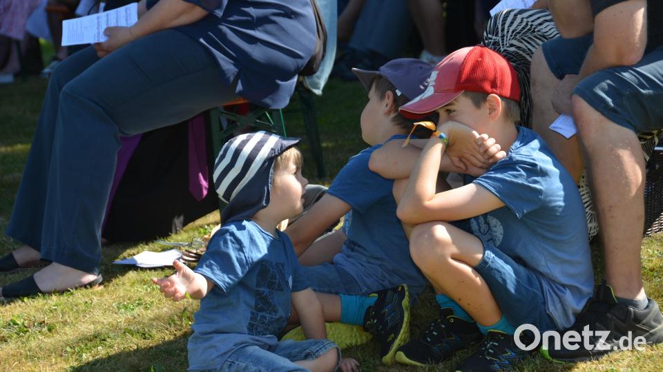Rings herum machten es sich Tauffestbesucher bequem im Gras oder auf mitgebrachten Picknick-Decken. Bild: dob