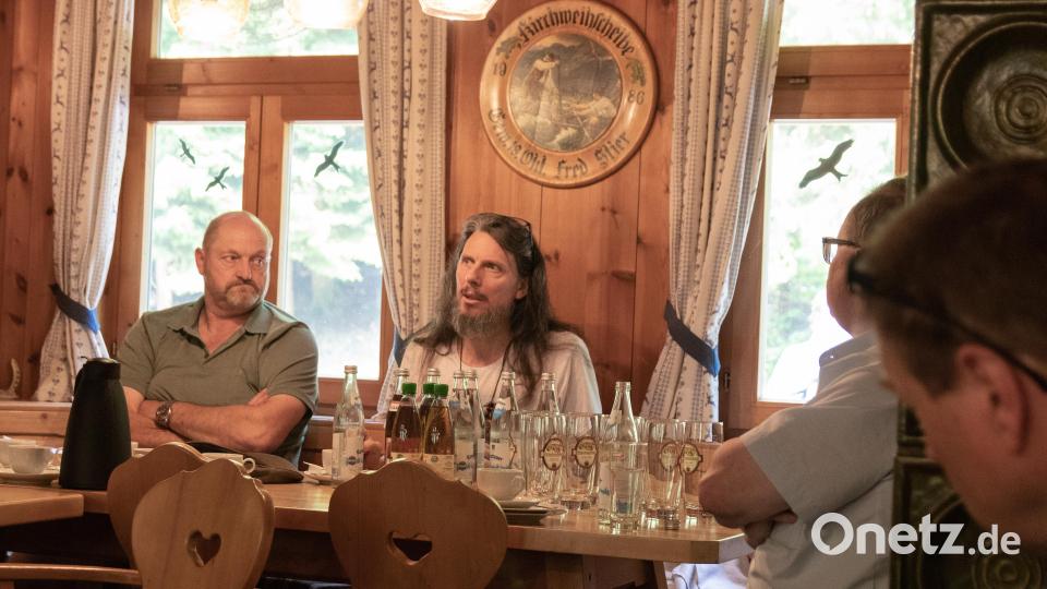 Auch Fischotterberater der nördlichen Oberpfalz, Alexander Horn, war vor Ort (Mitte). Er sprach sich für eine offene Kommunikation mit allen Beteiligten aus und wünsche sich ein staatlich geregeltes Ottermanagement – „wir sollten den Teichwirten einen Lichtblick geben“. Bild: Susanne Forster
