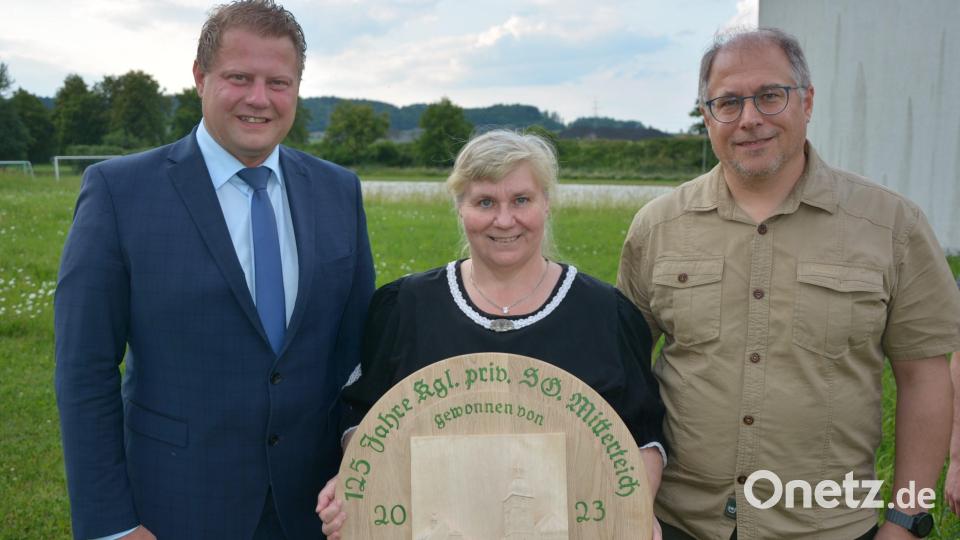 Die von Bürgermeister Stefan Grillmeier (links) gestiftete Jubiläumsscheibe anlässlich des 125. Geburtstags der Königlich Privilegierten Schützengesellschaft Mitterteich hat Petra Franke gewonnen. Dazu gratulierte auch Schützenmeister Peter Süß. Bild: jr