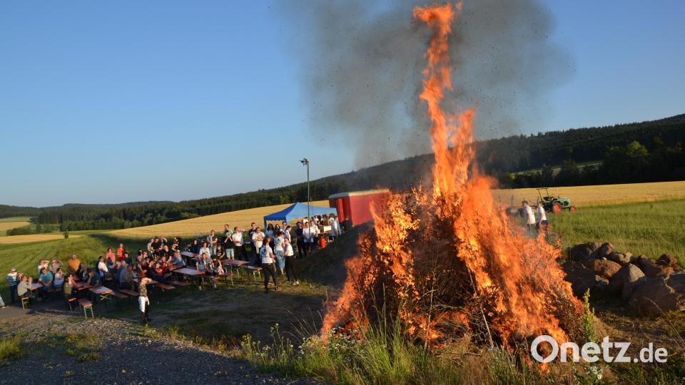 Weithin sichtbar lodert das Johannisfeuer. Bild: gi
