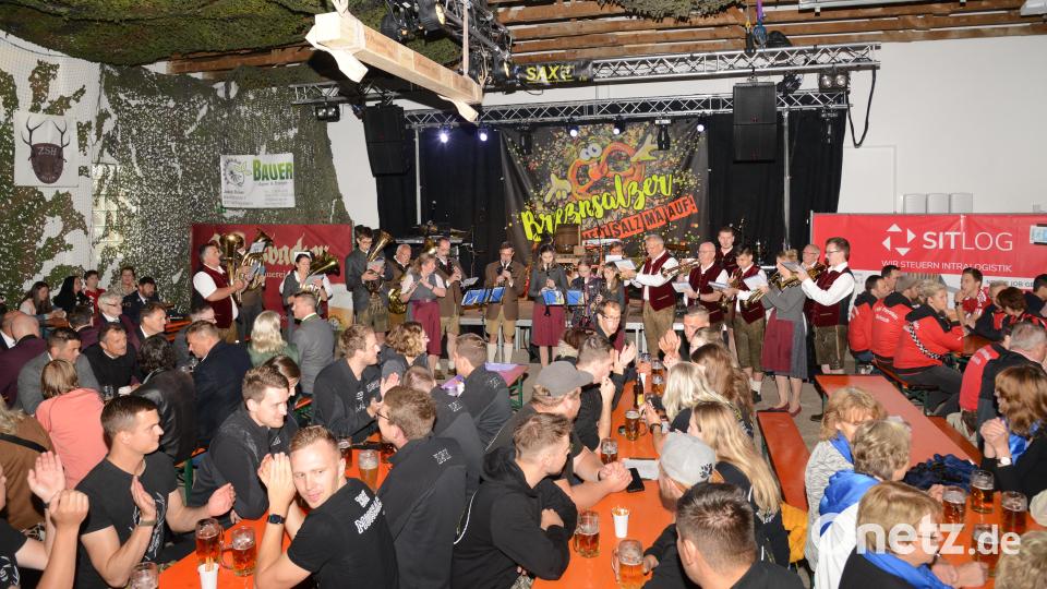 Die Stadtkapelle Pleystein macht den musikalischen Auftakt in der Wassermann-Halle. Bild: bey