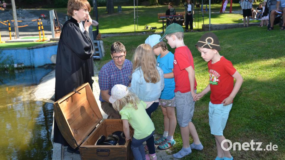 In einer Schatztruhe waren allerhand Kopfbedeckungen versteckt. Bild: dob