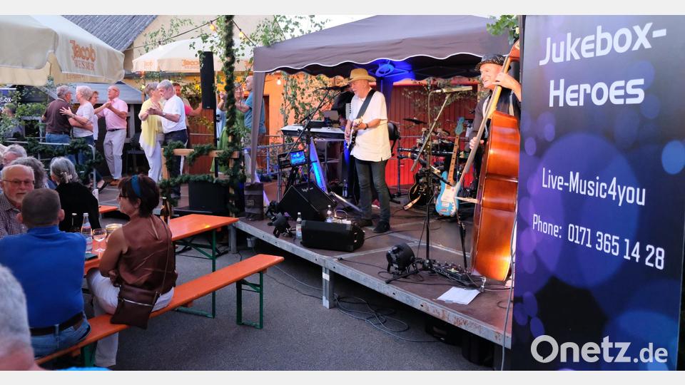 Einen Volltreffer landete der Bergchor in der Weinlaube mit den Jukebox Heroes bei voller Tanzbühne. Bild: mab