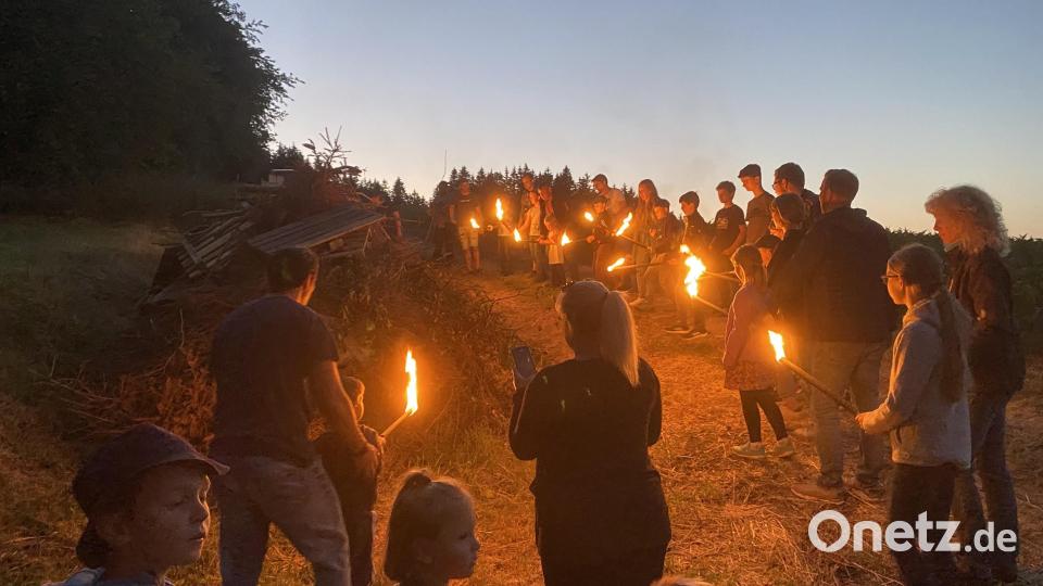 Mit Fackeln durften die Besucher das Johannisfeuer entzünden. Bild: KLJB Letzau/exb
