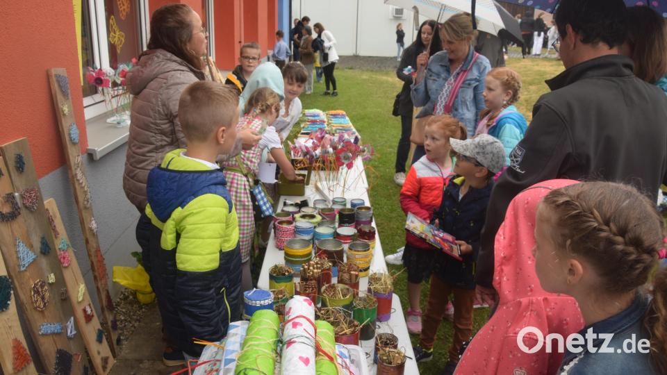 Es war viel geboten auf dem Schulgelände. Der Nieselregen störte die Kinder nicht zu sehr. Bild: fz