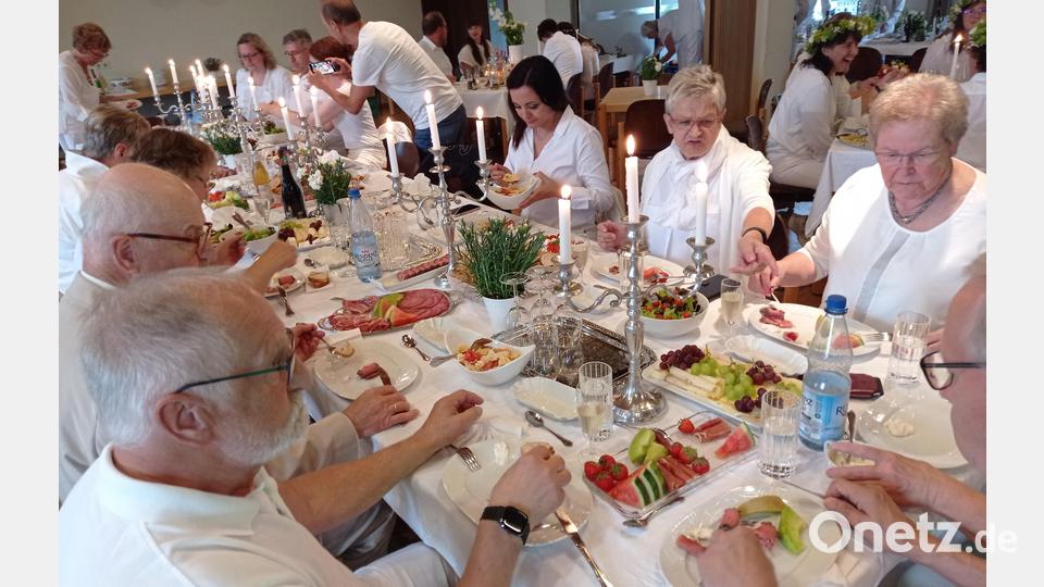Beim &quot;Dinner in Weiß&quot; kam Kulinarisches auf den Tisch. Bild: fpoz