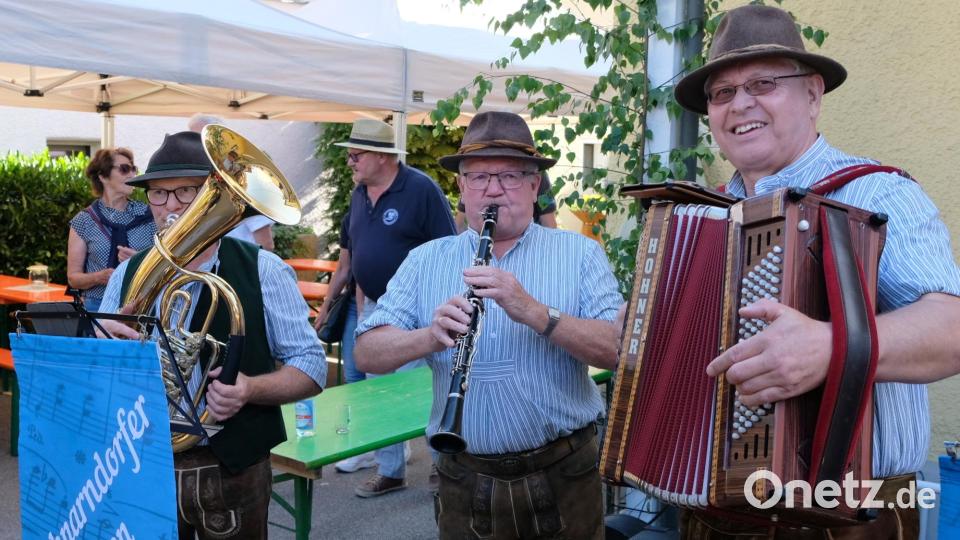 Die Schnarndorfer Musikanten, am Nachmittag in Aktion beim Bergchor. Bild: mab