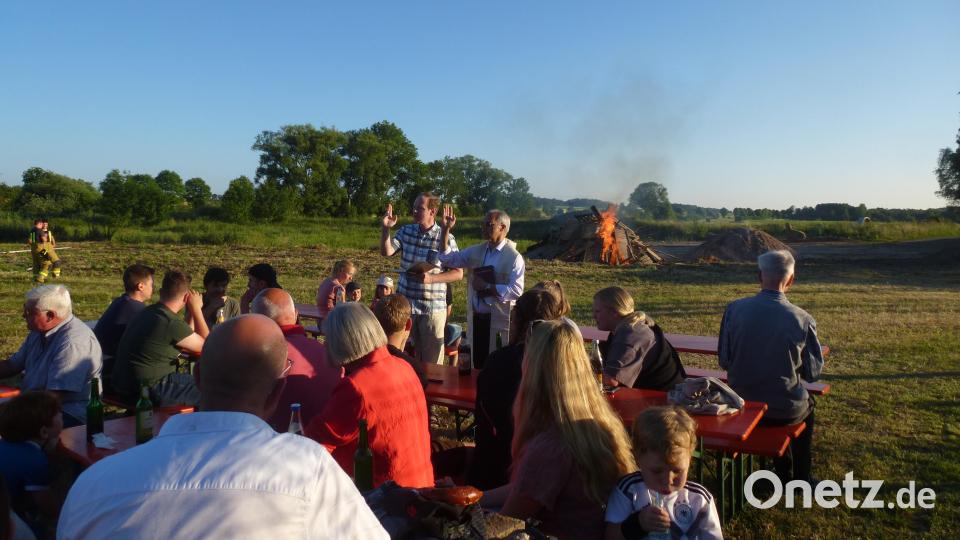 Die Geistlichen Varghese Puthenchira und Matthias Weih segnen die rund 150 Gäste. Bild: bk