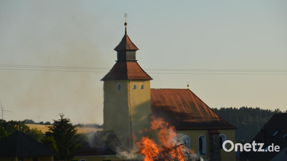 Ein wunderbarer Sommerabend neigte sich dem Ende entgegen. Bereits um 19.45 Uhr brannte das Johannisfeuer in Oberlind ab. Bild: dob