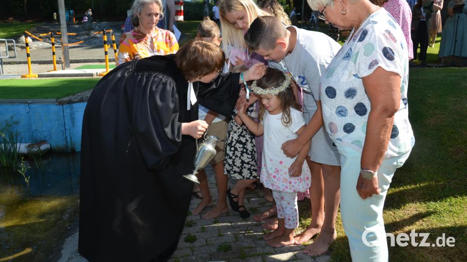 Die Teilnehmer am dekanatsweit ersten Tauffest in der Evangelischen Kirchengemeinde Vohenstrauß war ein erhebendes Erlebnis für alle Besucher, nicht nur für die Täuflinge und deren Familien. Viele zeigten sich davon aufs Innerste berührt. Bild: dob