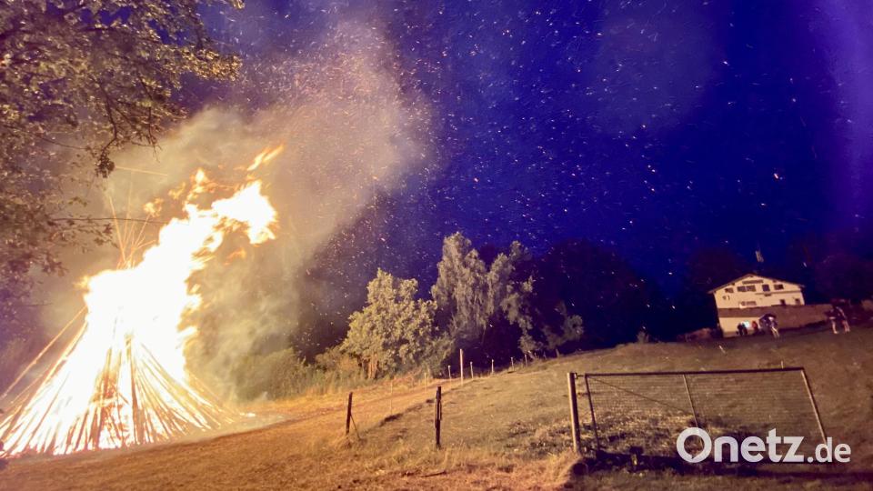 Das Johannisfeuer in Freudenberg fand heuer bei Nieselregen statt. Schön war es trotzdem. Bild: gri