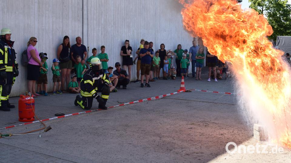 Eindrucksvolle Vorführung der Feuerwehr. So sieht es aus, wenn ein Fettbrand mit Wasser gelöscht wird. Bild: oe