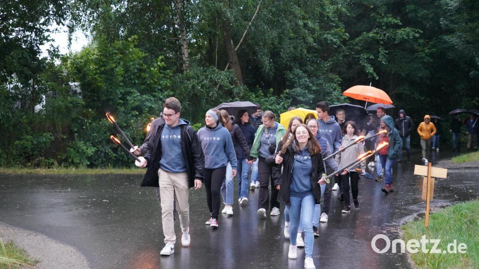 Die Waldthurner Landjugend zieht von Woppenrieth mit Fackeln zum &quot;Kannesfeuerplatz&quot; Bild: fvo