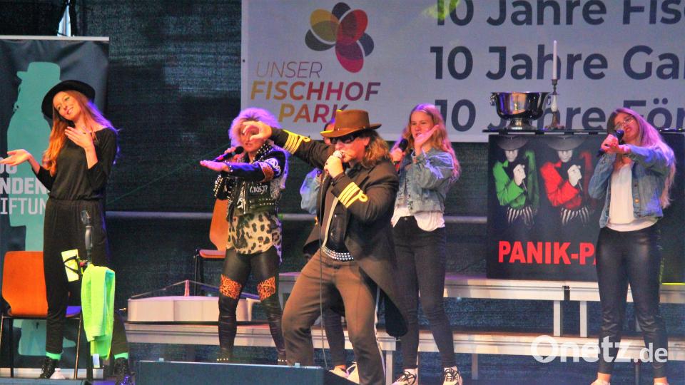 Die Performance des „Panik-Paten“ und Udo-Lindenberg-Doubles Rudi Wartha wurde teilweise von Tänzerinnen und vom Kinderchor „Coole Socken“ unterstützt. Bild: stg