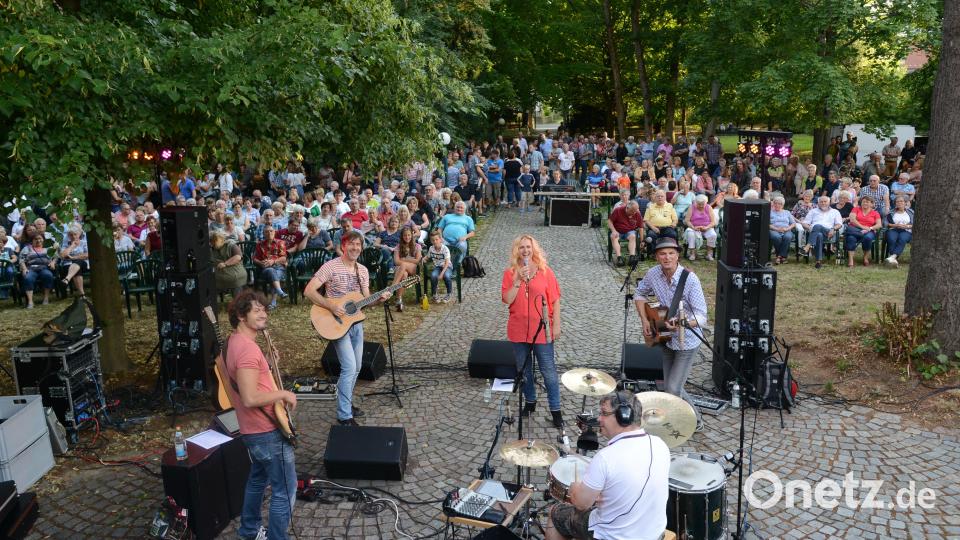 Die Band &quot;Treibhauz&quot; lockte vor einigen Jahren im Park der Stützelvilla unzählige Besucher an. Nun spielen die Lokalmatadoren am 19. Juli im katholischen Pfarrgarten auf. Archivbild: bey
