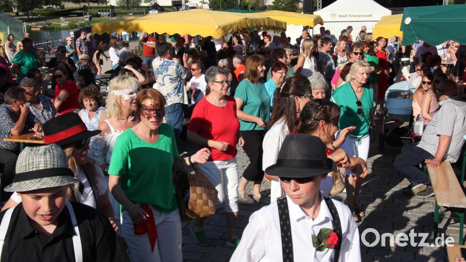 Zum italienischen Ambiente trugen auch die Tanzgruppe „Spirit of Linedancer“ aus Tirschenreuth und die Linedancer der Countryfreunde Kulm aus Neustadt am Kulm bei. Bild: kro
