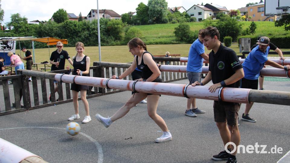Das Lebendkickerturnier der Waldnaablöwen war für Kicker und Zuschauer ein Heidenspaß. Bild: prh