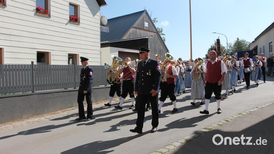 Die Feuerwehr-Vorsitzenden Hans-Jürgen Spitzner (rechts) und Peter Riedl führen den Kirchenzug an. Bild: pi